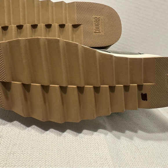 NWT Women's Cougar Vanetta Suede Waterproof Winter Boots, Size 10, Moss - Picture 12 of 16